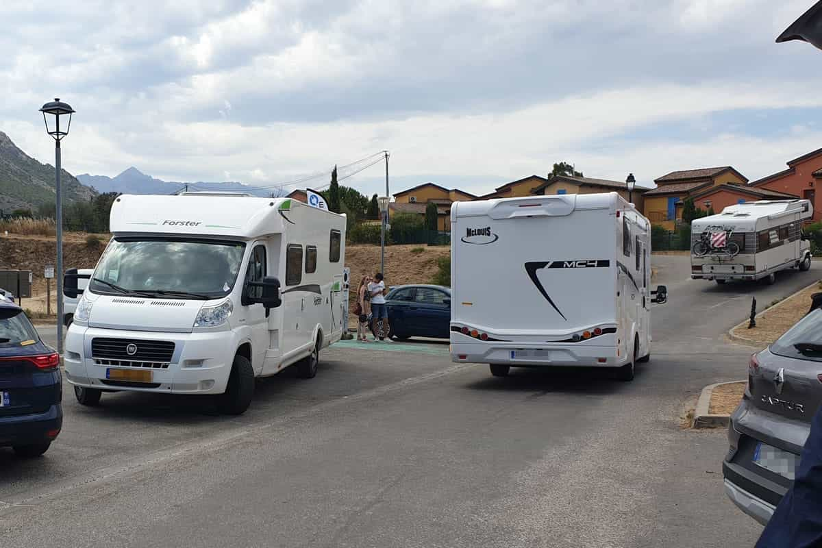 Camping-cars sur un parking en Corse