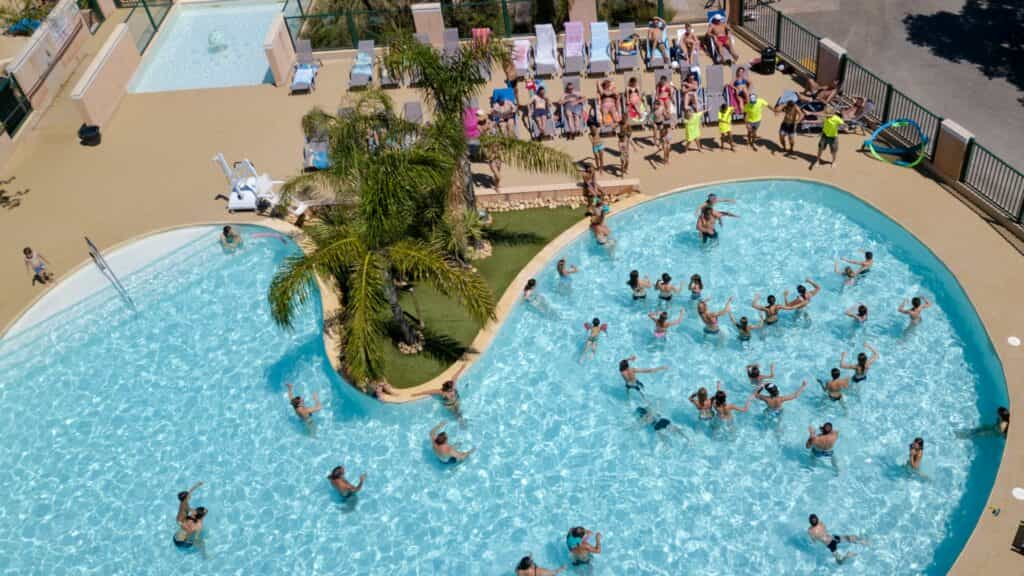 Parc aquatique avec 4 piscines et toboggans jeux aquatiques au camping