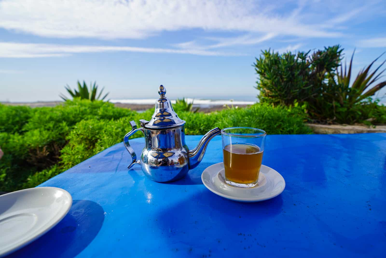 Une tasse de thé à la menthe typiquement marocaine ; en bord de mer à Mohammedia, près de l'un de nos campings préférés.