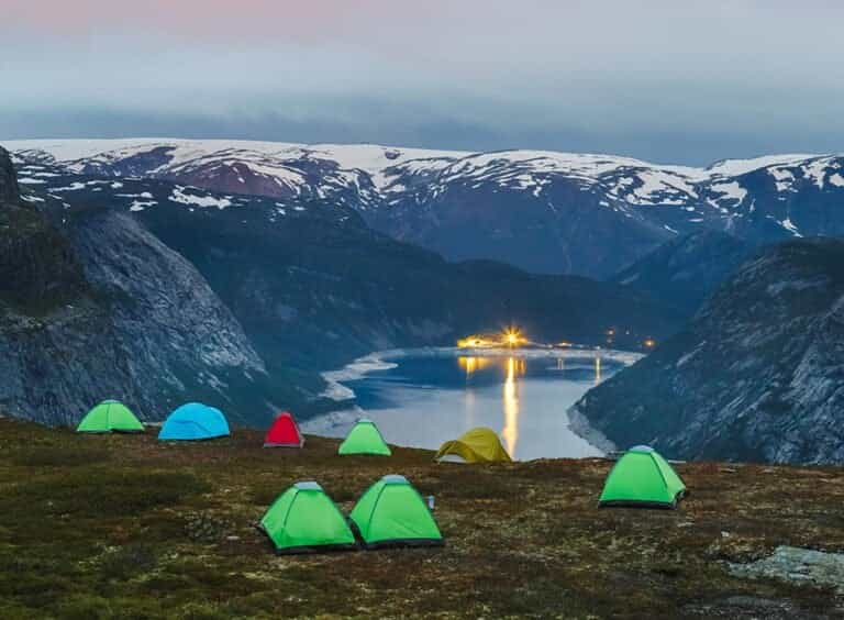 Camping sur le sentier de randonnée Trolltunga en Norvège