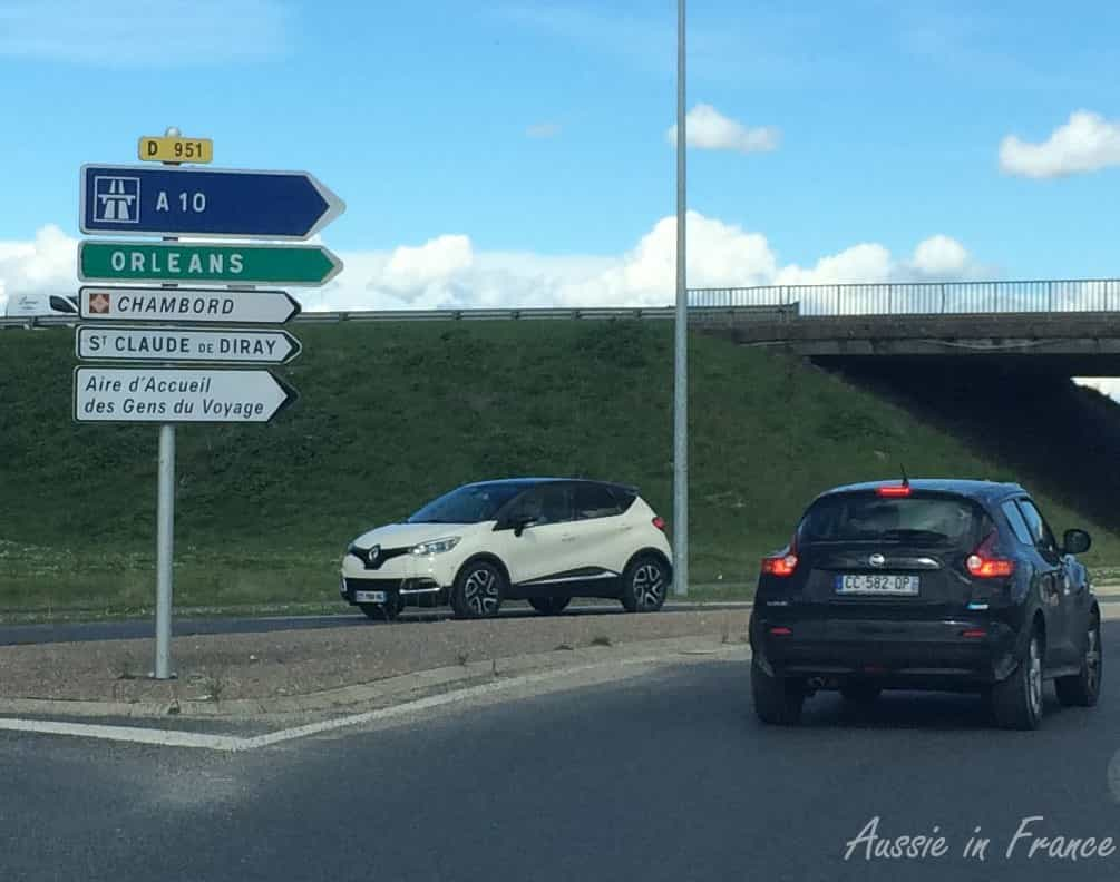 Sign pointing to an "aire d'accueil des gens du voyage"