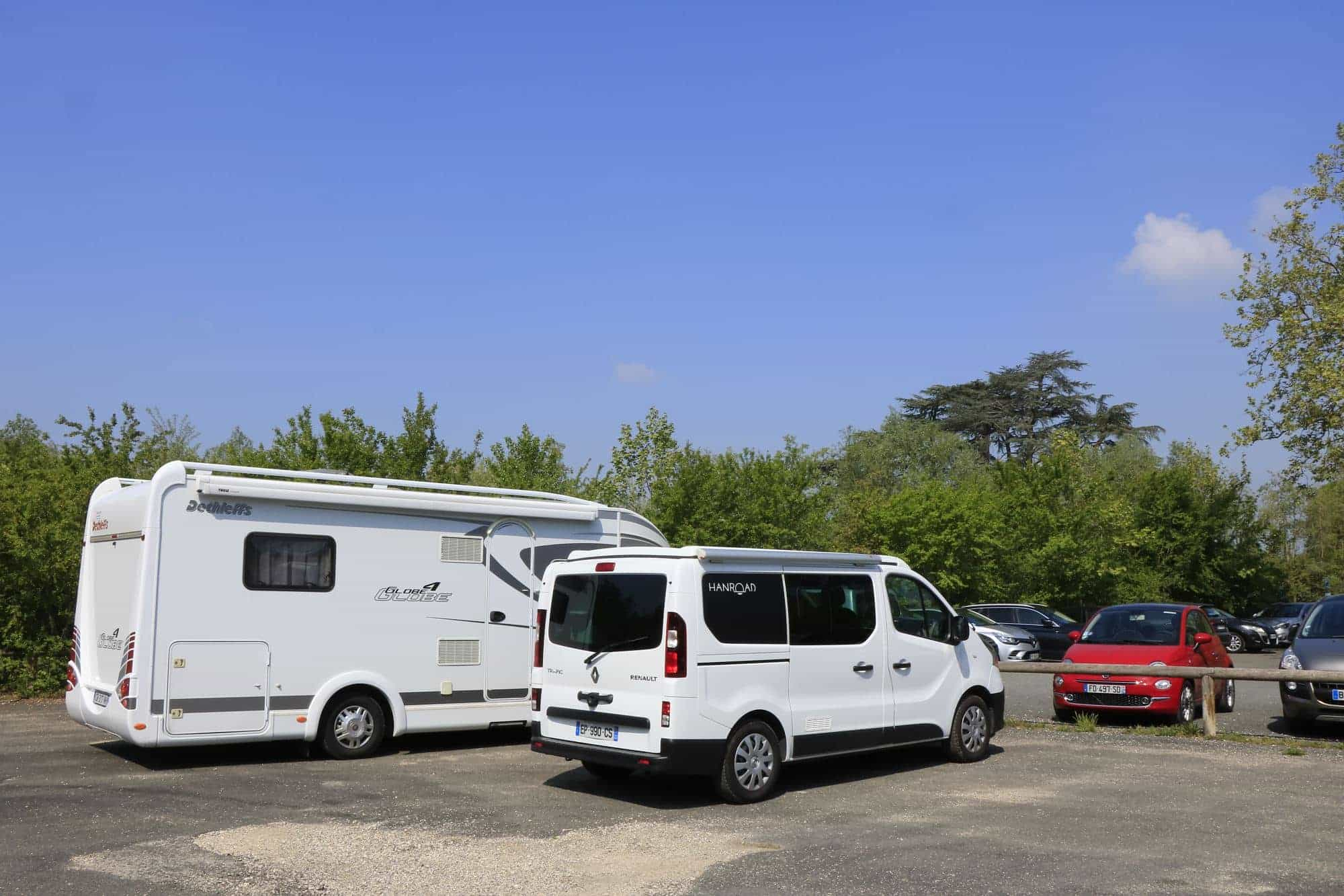 Les portes des fourgons font-elles trop de bruit sur les aires de camping-car ? Un débat qui claque !