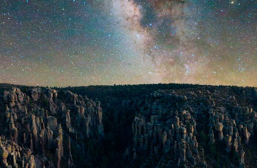 La Voie lactée qui brille au-dessus du Monument national de Chiricahua