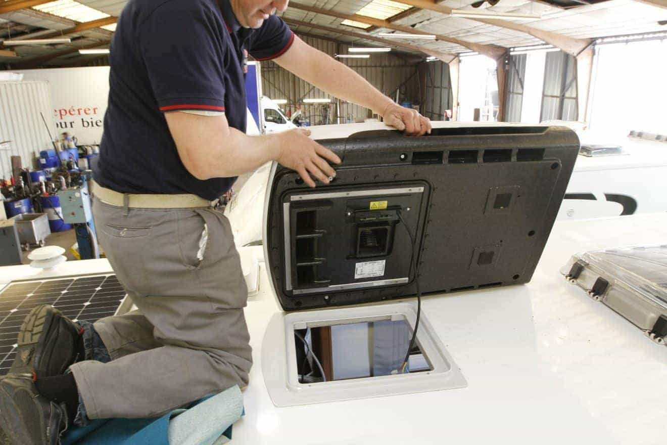 Installation d'un climatiseur sur le toit d'un camping-car