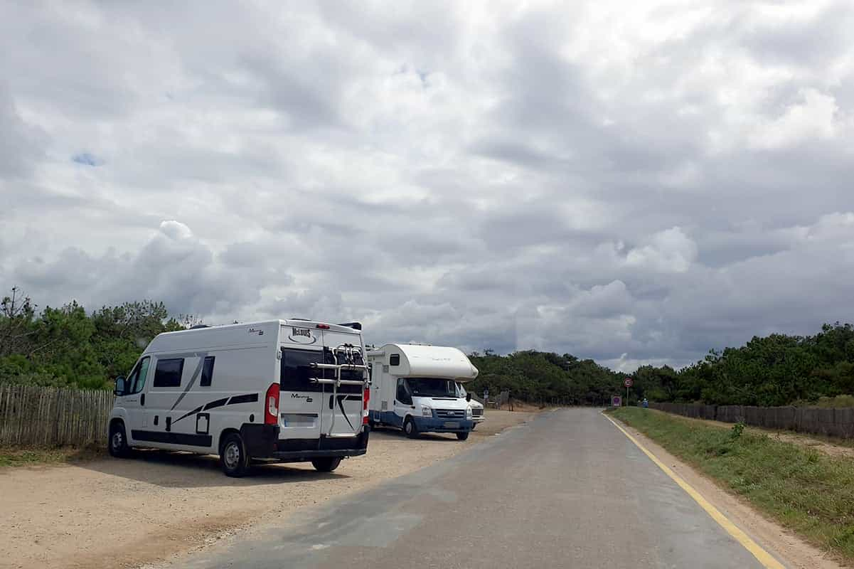 Une capucine et un fourgon stationnés le long d'une route