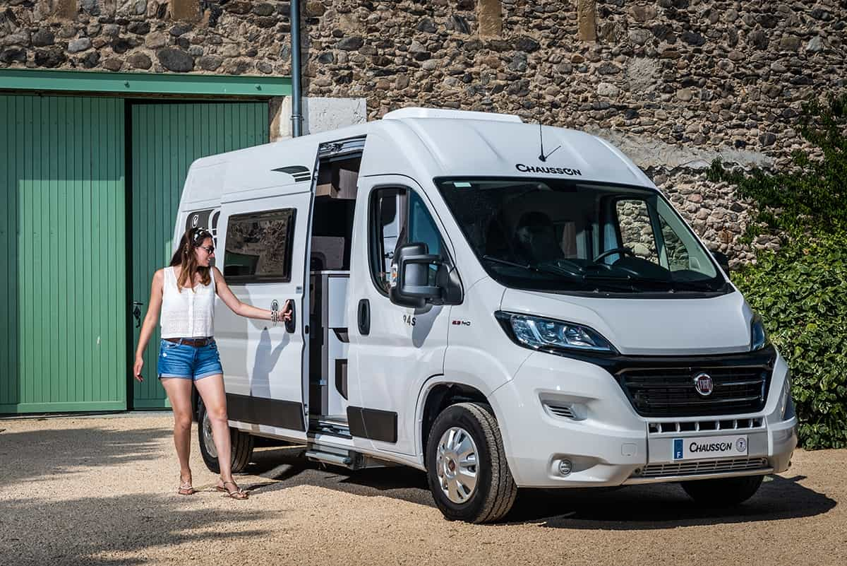 Les portes des fourgons font-elles trop de bruit sur les aires de camping-car ? Un débat qui claque !