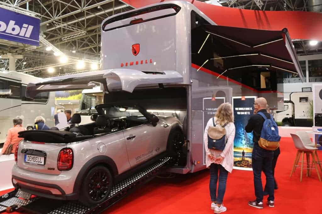 A bord du liner Dembell, le plafond du garage à voiture est réglable en hauteur : on modifie aussi alors la hauteur du plancher de la chambre.