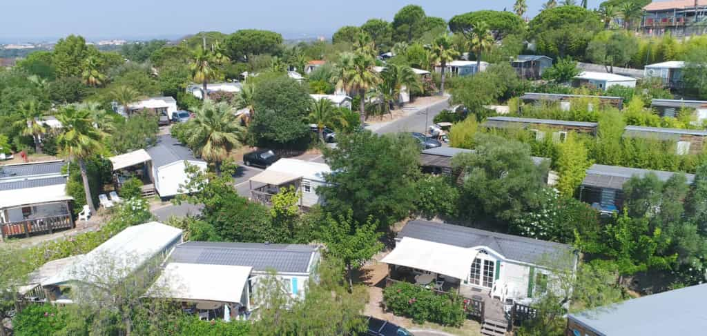 Camping le Domaine du Colombier - mobils home en vue aérienne