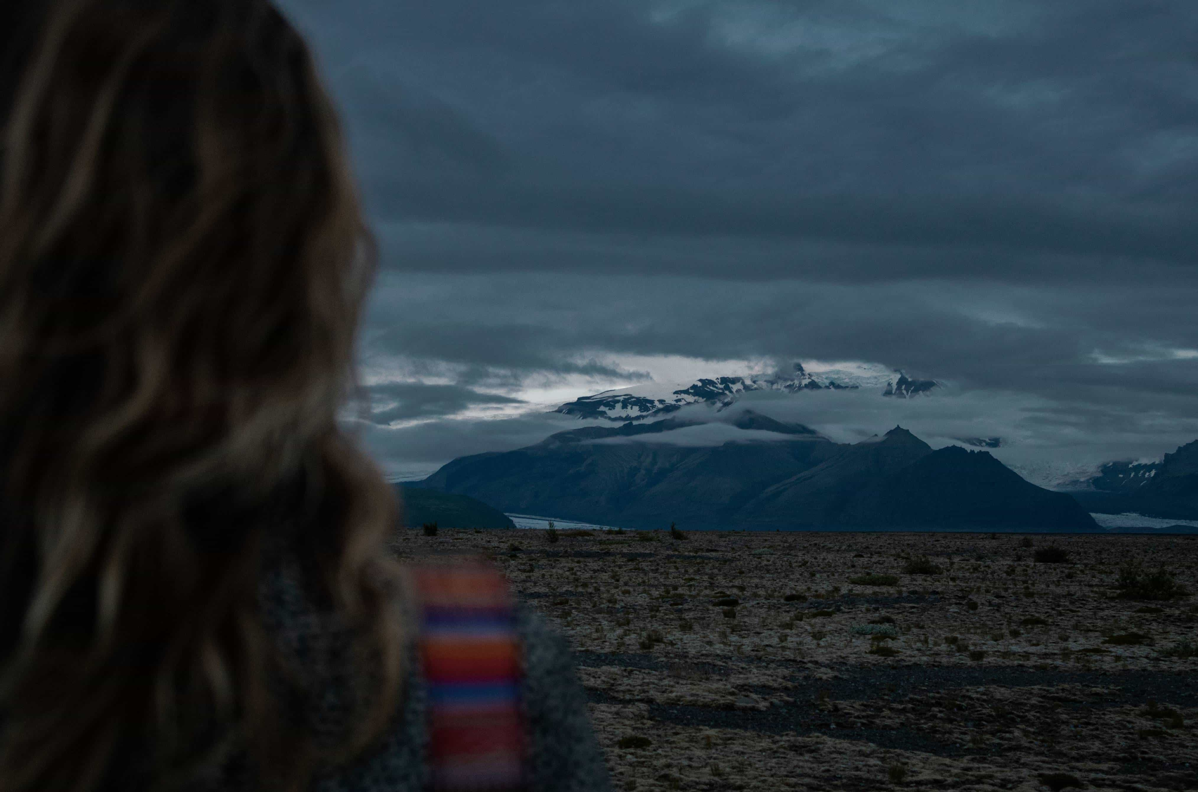 Femme admirant une montagne en Islande