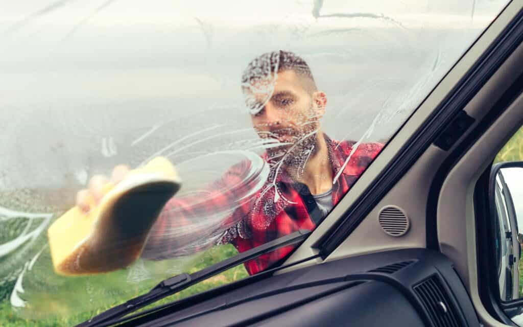 Nettoyage de la carrosserie avec une éponge