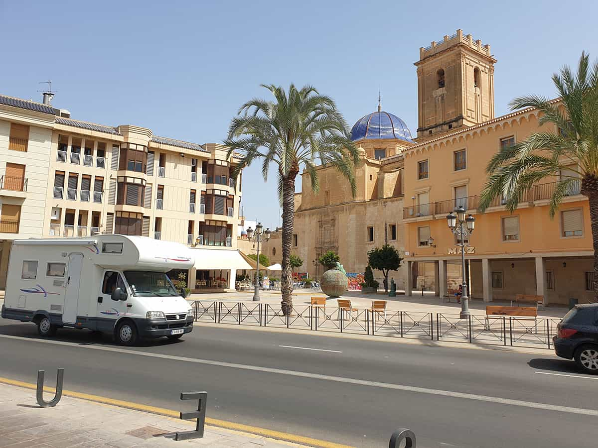 Un camping-car dans le centre-ville d’Elche, en Espagne