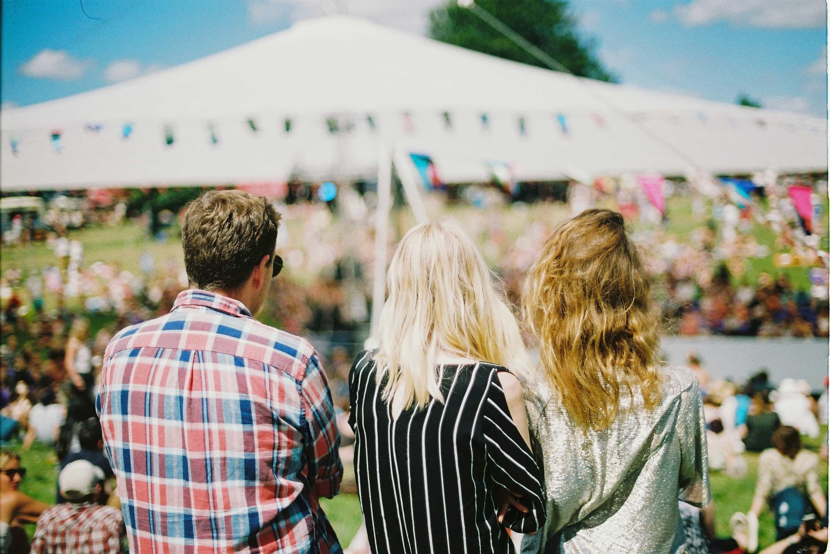 Festival animé dans un champ par une journée ensoleillée