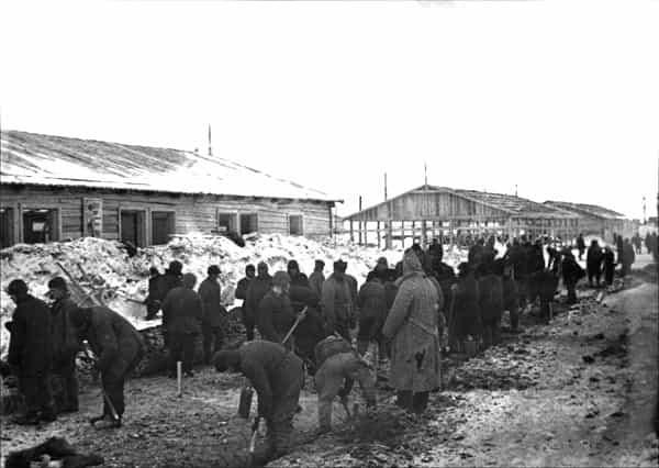 Prisonniers au travail dans l'usine métallurgique de la mine d'étain de Butugycheg, camp de prisonniers du goulag jusqu'en 1955, fermé en 1958.