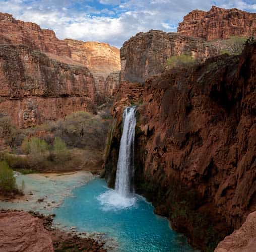 Vue d'une cascade d'eau dans le camping du Jardin de Havasupai