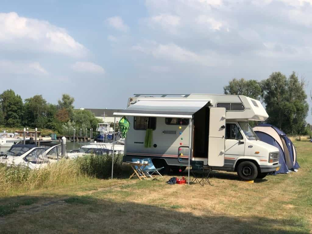 Camperplaatsen bij het water op camping Dordrecht