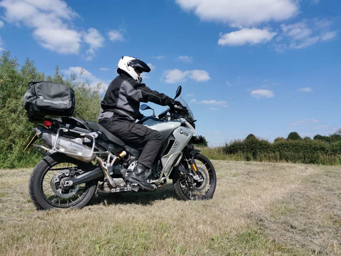 La moto ne fait pas son poids de 244 kg