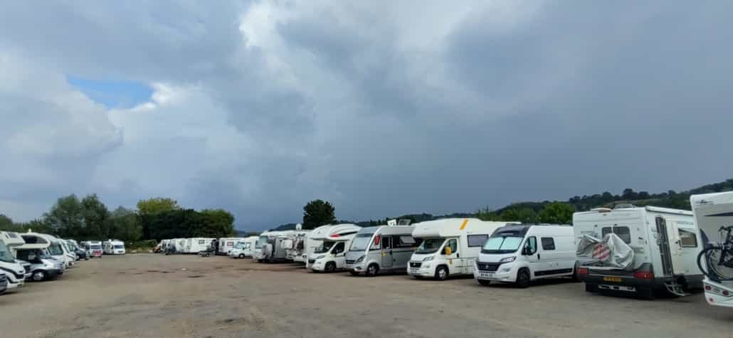 La vue sur le quai depuis l'aire de camping-car de Honfleur