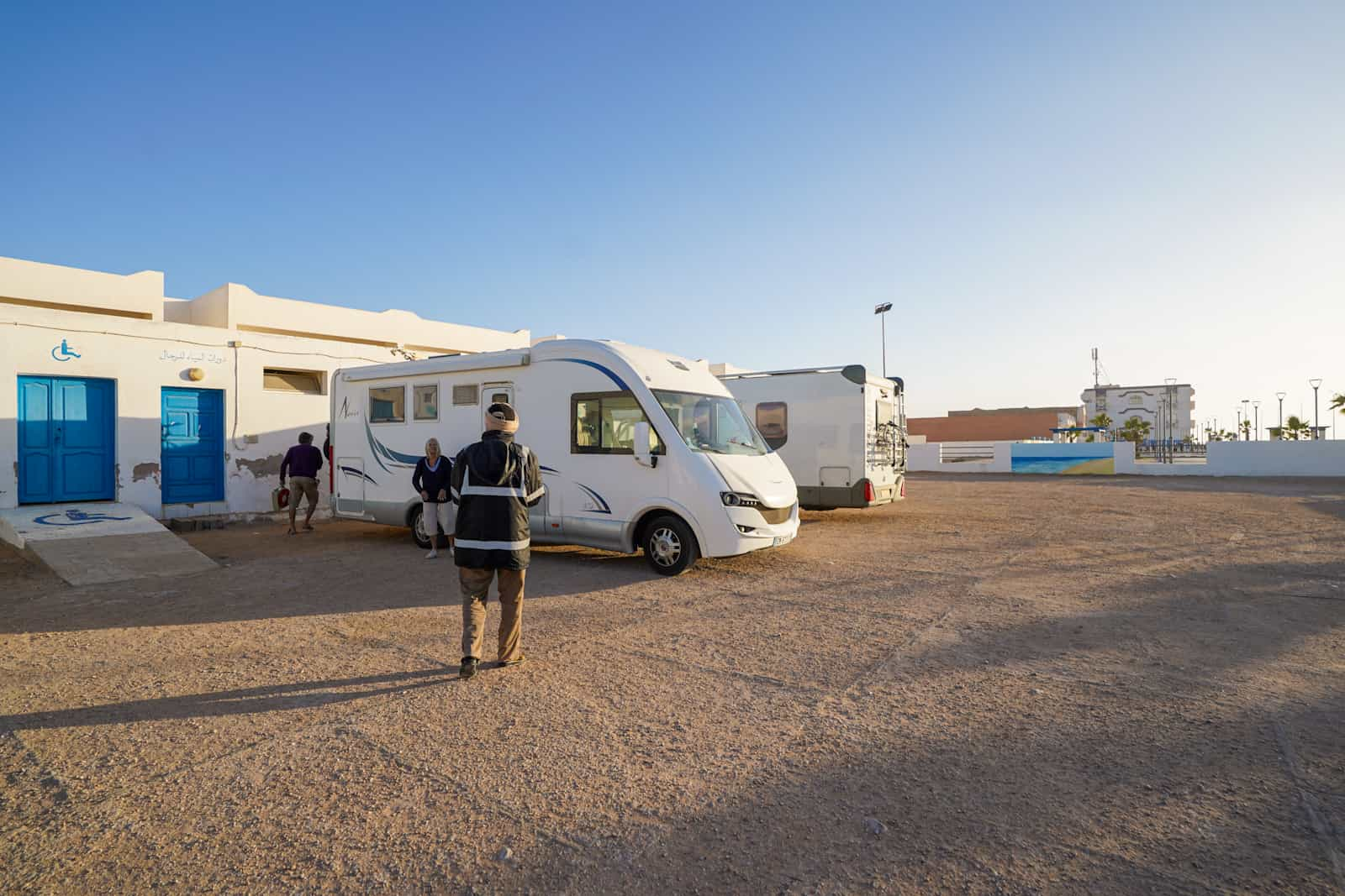 Le sympathique gardien accueillant les nouveaux arrivants près de Laayoune.