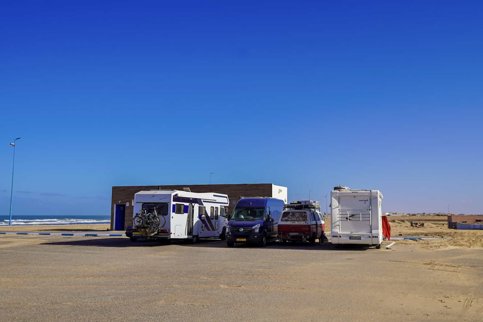 Stationnement gratuit sur un grand parking près de Laayoune.