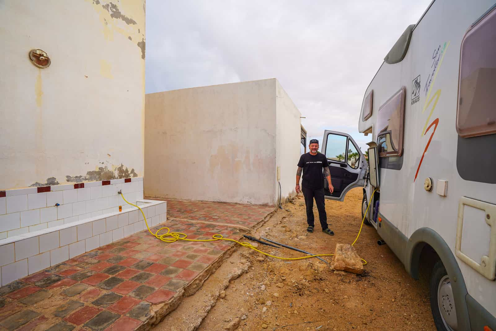 Un camping basique mais convivial à Boujdour, au Maroc.