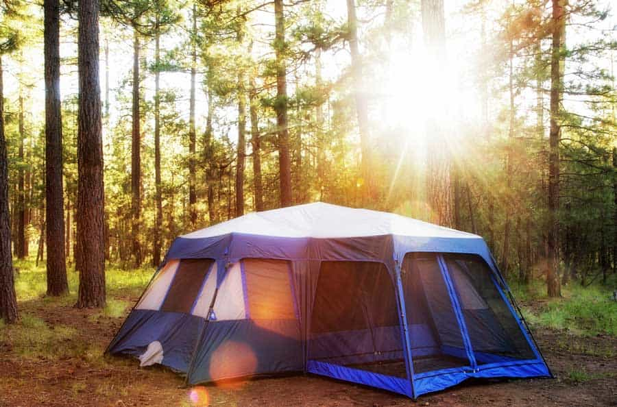 Une tente de camping au milieu du camping de Kehl Springs