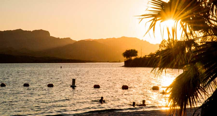 Vue depuis le parc d'État de Lake Havasu pendant le coucher de soleil