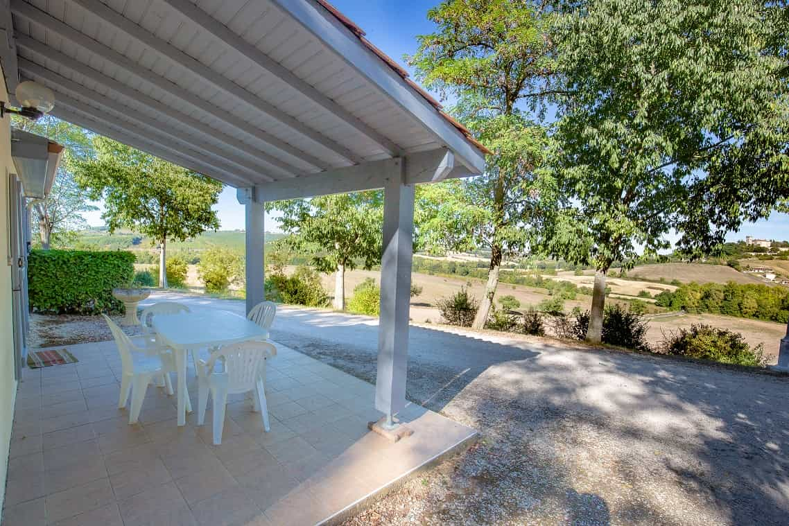 Terrasse gîte Le Castagné_Auch