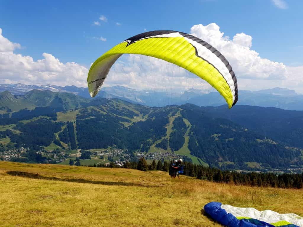 Descente du télésiège à Les Gets dans les Alpes françaises