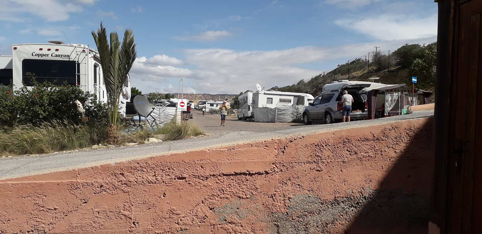 camping-cars dans un camping au Maroc