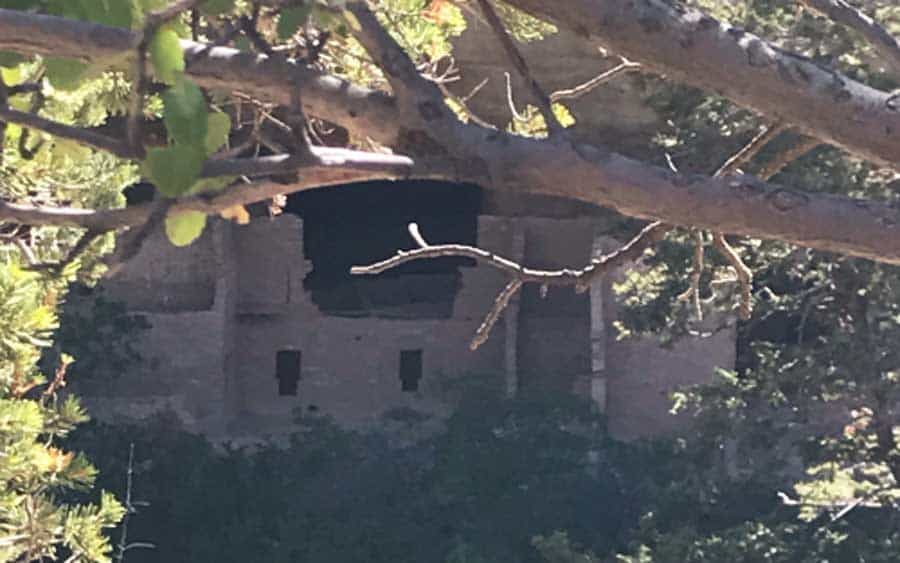 Vue des habitations troglodytes de Mesa Verde de loin