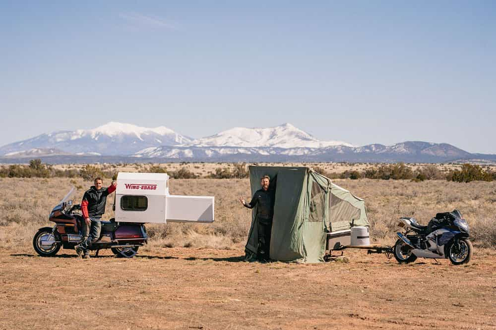 Deux campeurs prêts pour une nuit de repos luxueuse avec leurs motos