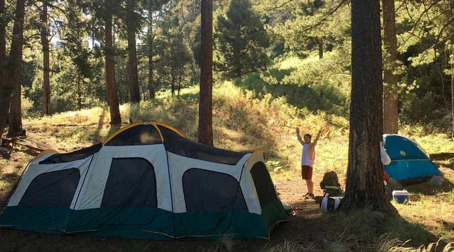 Mes amis et moi tous entassés dans la grande tente lors de ce voyage