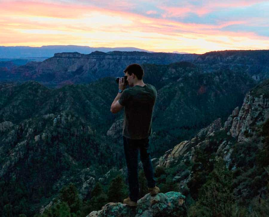 Mon frère photographie le coucher de soleil depuis le bord de notre camping dans la forêt nationale de Coconino