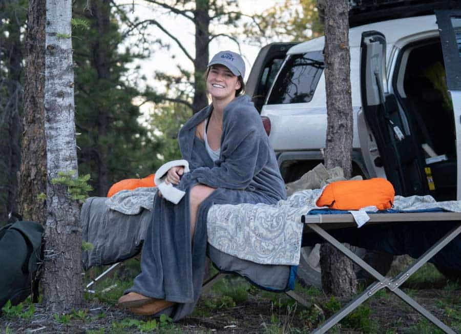 Moi souriant pour une photo pendant une matinée froide dans le camping de la Rive Nord