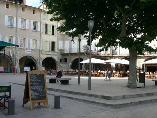 Places des Arcades de Nyons