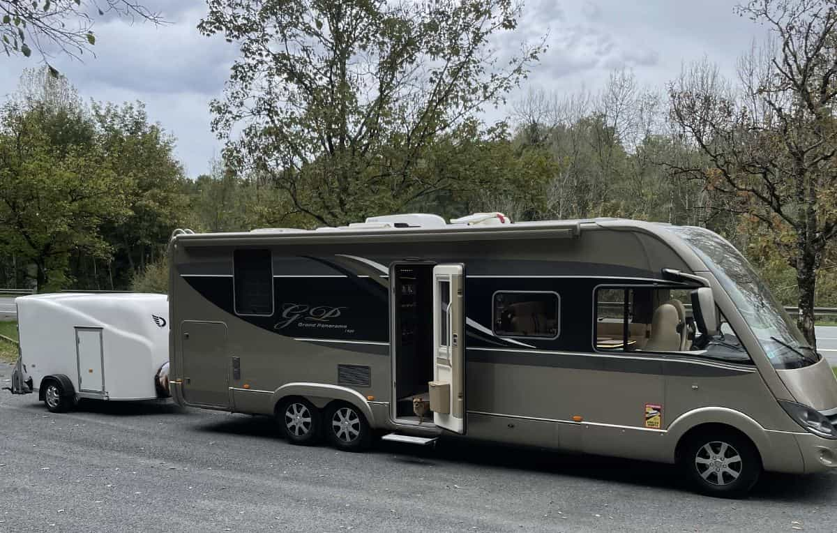 Marie et Patrick sont passés au camping-car poids lourd… avec remorque !