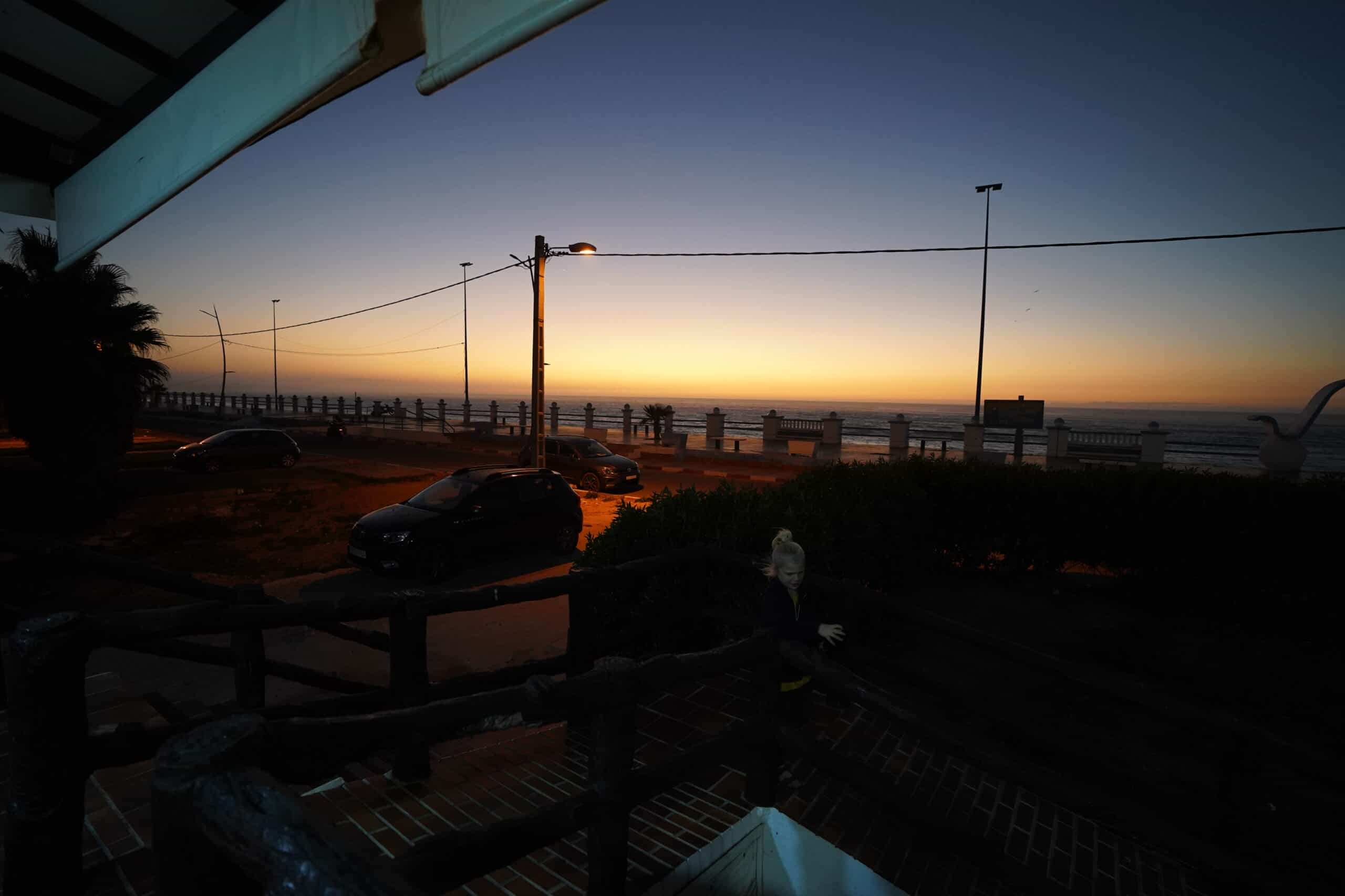 Coucher de soleil depuis notre camping au Maroc, un parking gardé près de la plage à Souira Kedima.