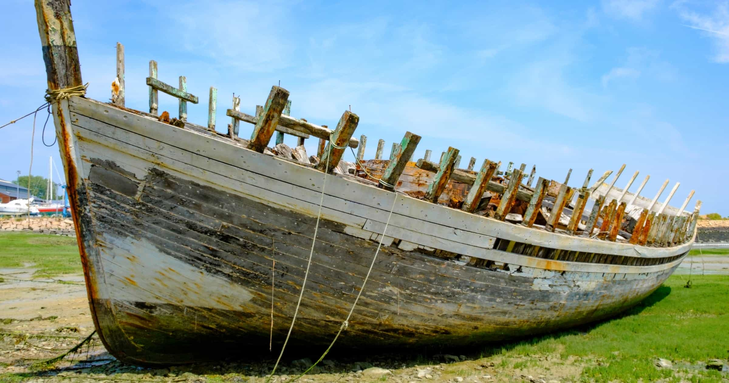 Epave dans le port de Paimpol à marée basse