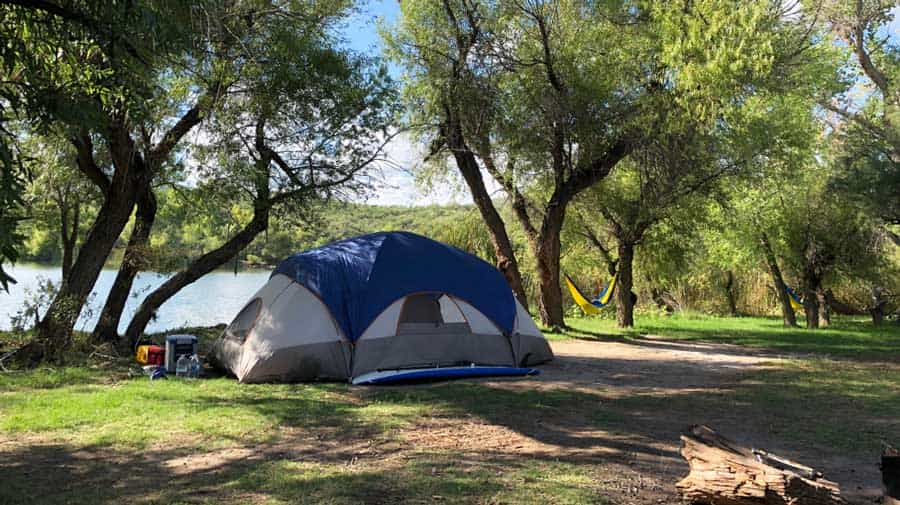 Une tente de camping sur un emplacement herbeux dans le camping du lac Patagonia