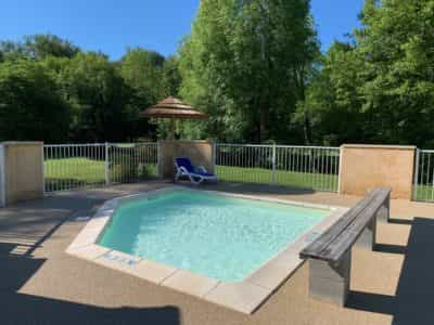 petite piscine chauffée en bord de rivière au camping en Dordogne Périgord 3 étoiles