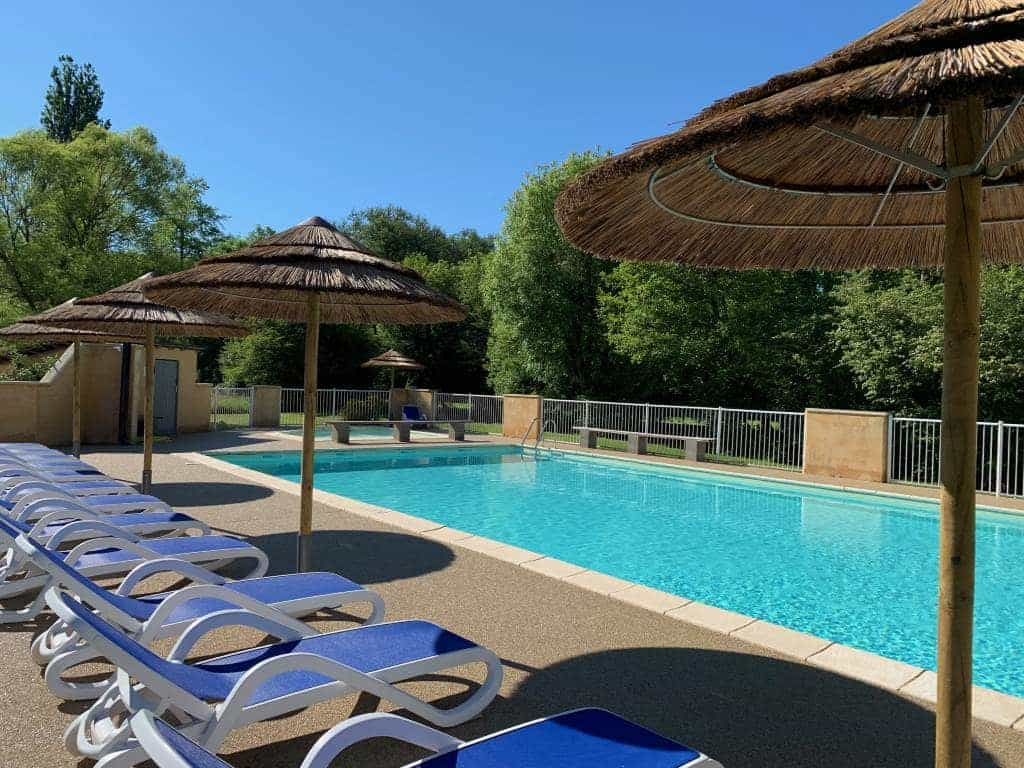 Un camping en Dordogne avec piscine.