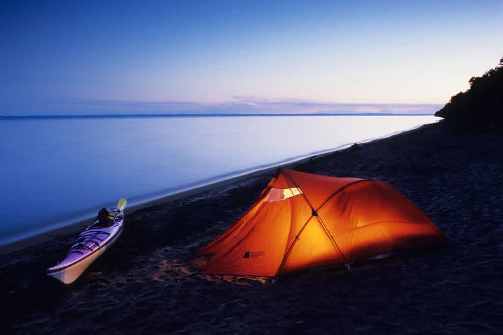 Tente dans le sable sur le bord du lac St-Jean