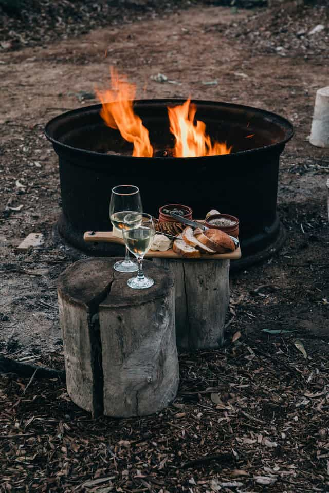 charcuterie, pain et tartinade en camping avec verres de vin