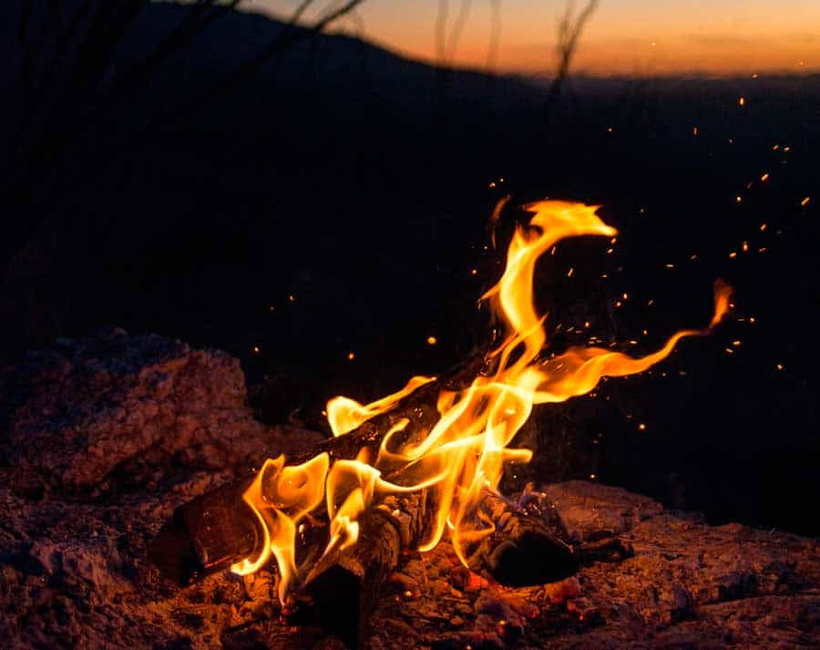 Un petit feu pour réchauffer la nuit dans le camping de la ville de Récif