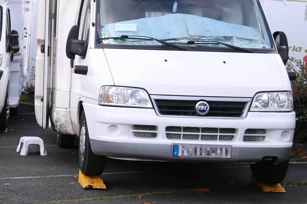 Marche-pied indépendant devant la porte d'un camping-car