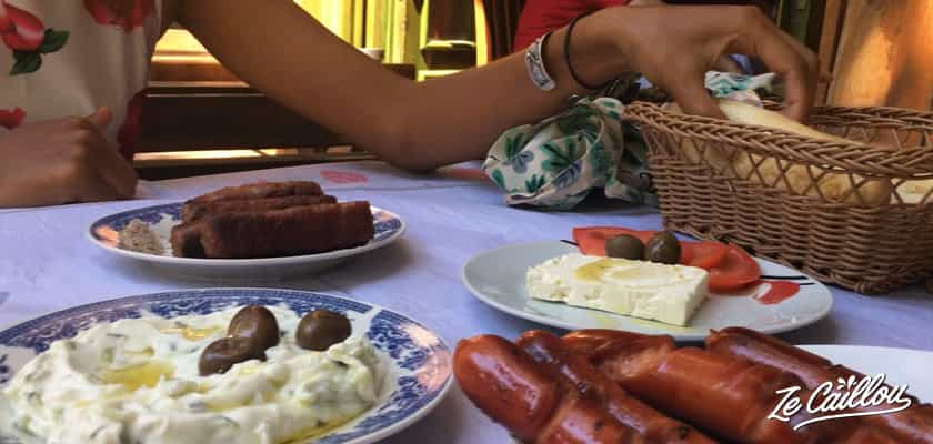 La nourriture locale en Albanie est simple mais variée avec des influences grecque, slave et turque.