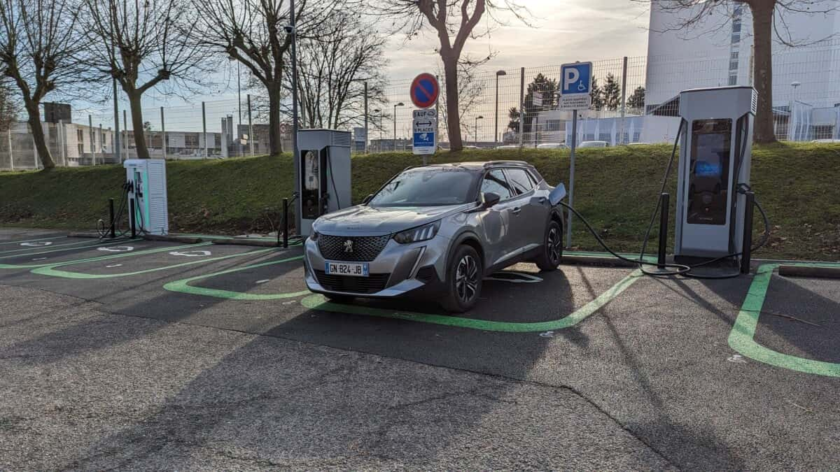 On a visité le réseau de recharge qui rend la voiture électrique encore moins polluante : voici son secret