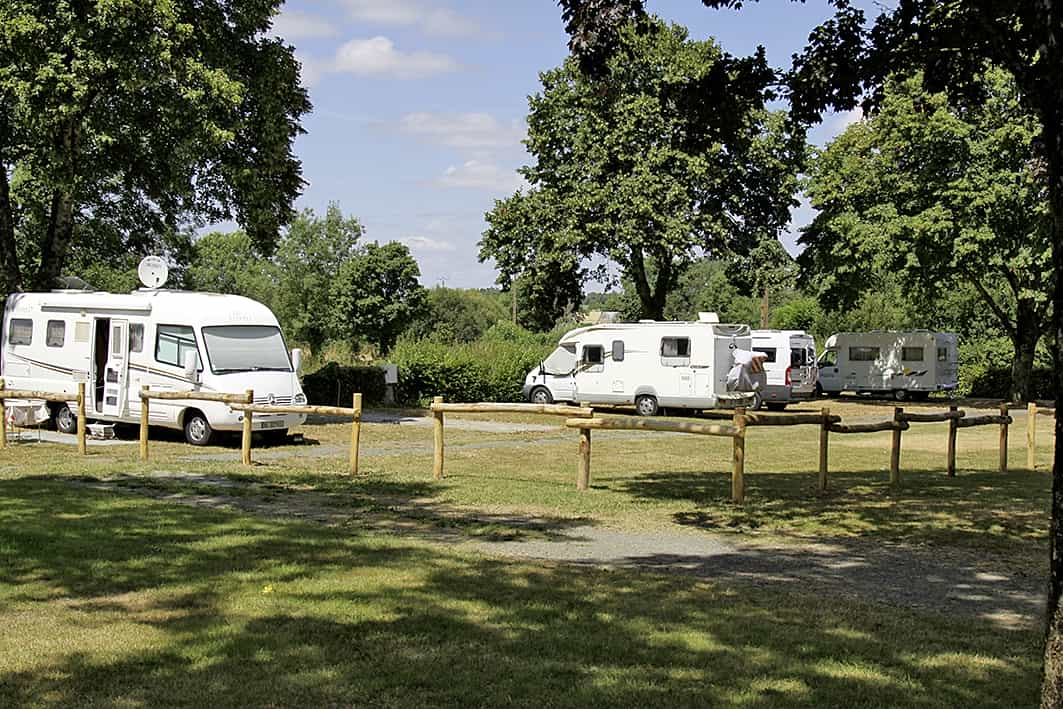 Camping-car : le livret des 185 aires gratuites avec électricité