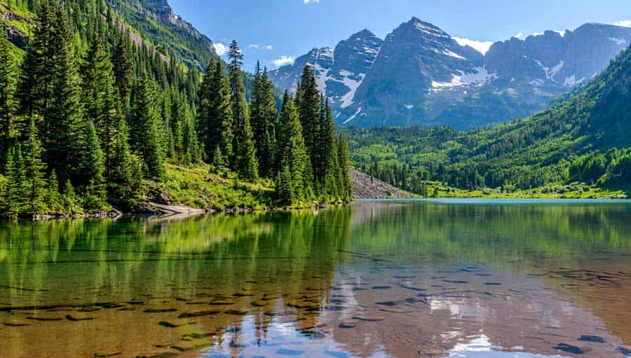 Vue panoramique du lac Maroon au Colorado