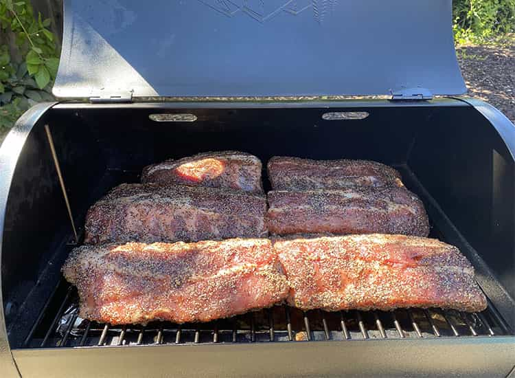 Côtes de porc fumées sur le Traeger Tailgater